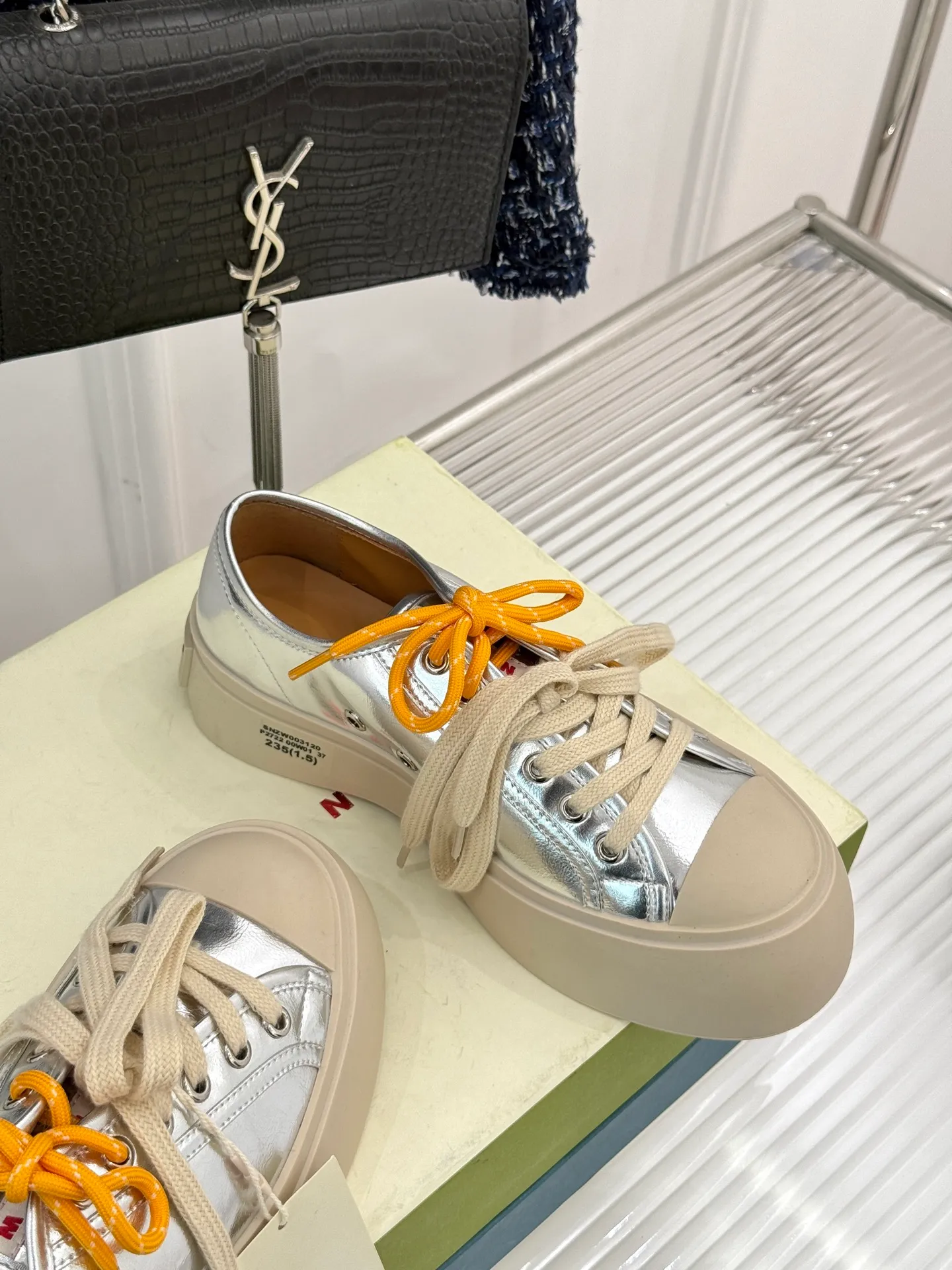 👟👟Ex-factory price 560👟👟 Marni｜Marni's classic double-lace thick-soled big-toe shoes. The overall shape of the shoe is very simple and retro. The color matching is clean and timeless. It is a pair of white shoes that are both comfortable and textured. Anyone who wears them will know how comfortable they are. They are super versatile! No matter how you match the clothes, they are very nice❤️ The fabric is made of imported calfskin. The inner tiptoe is made of lambskin. The original open-molded non-slip rubber sole. Size: 35-39 (40/41 customization is non-returnable)
